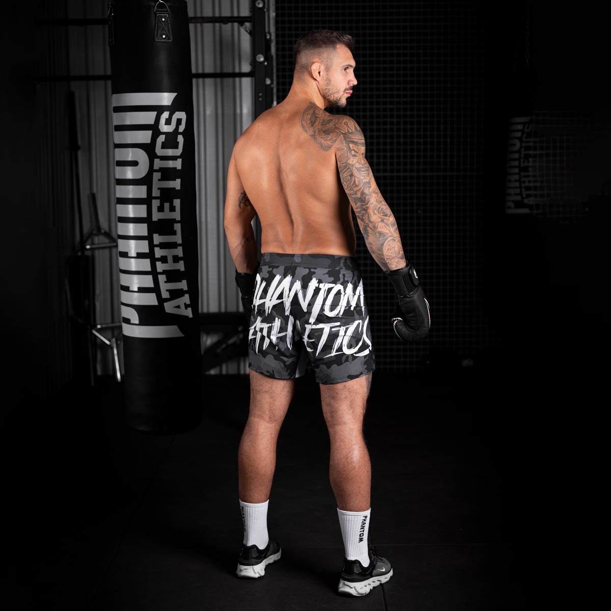 Die Phantom FLEX Fightshorts zählen zu den besten Fightshorts am Markt. Ultraleicht, mega flexibel und reißfest. Reduziert auf ein absolutes Minimum bietet sie dir maximale Performance in deinem Kampfsport. Egal ob BJJ, MMA, Muay Thai oder Kickboxen. Die FLEX Shorts von Phantom Athletics holen das beste aus dir raus. Hier im beliebten Urban Camo Look in schwarz/grau und großem Phantom Athletics Schriftzug auf der Rückseite.  UFC MMA Fighter Aleks Rakic beim Training.