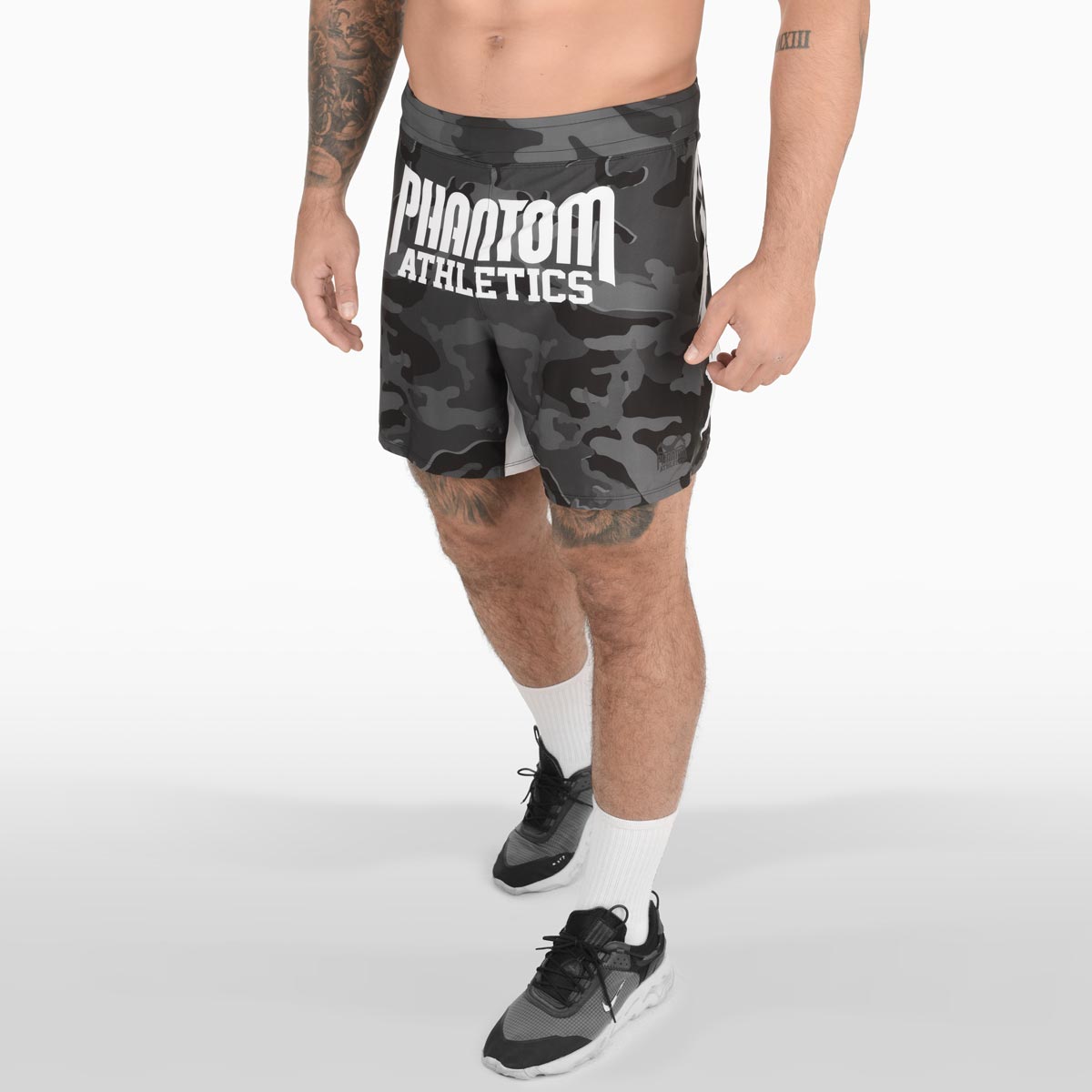 Die Phantom FLEX Fightshorts zählen zu den besten Fightshorts am Markt. Ultraleicht, mega flexibel und reißfest. Reduziert auf ein absolutes Minimum bietet sie dir maximale Performance in deinem Kampfsport. Egal ob BJJ, MMA, Muay Thai oder Kickboxen. Die FLEX Shorts von Phantom Athletics holen das beste aus dir raus. Hier im beliebten Urban Camo Look in schwarz/grau. UFC MMA Fighter Aleks Rakic beim Training.