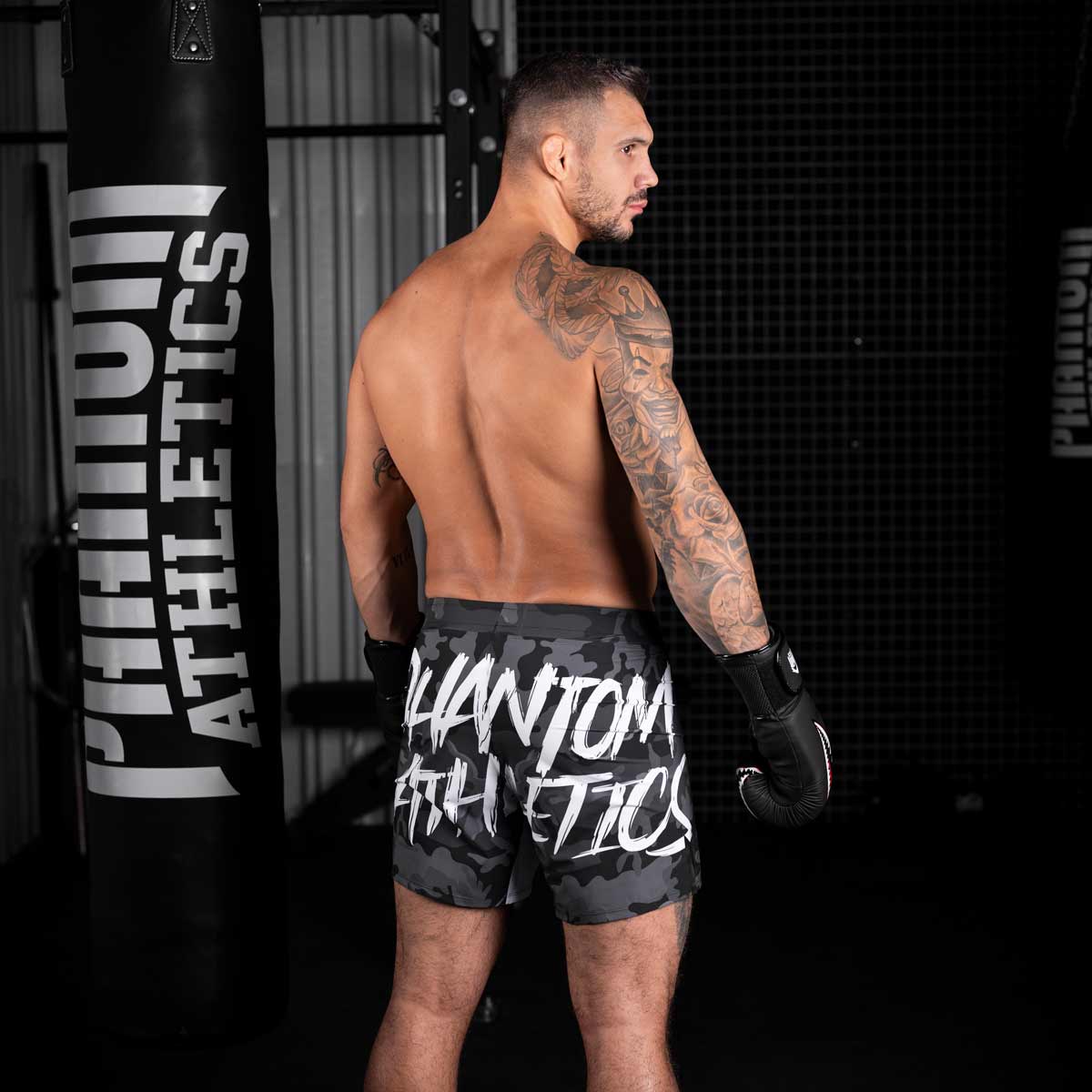 Die Phantom FLEX Fightshorts zählen zu den besten Fightshorts am Markt. Ultraleicht, mega flexibel und reißfest. Reduziert auf ein absolutes Minimum bietet sie dir maximale Performance in deinem Kampfsport. Egal ob BJJ, MMA, Muay Thai oder Kickboxen. Die FLEX Shorts von Phantom Athletics holen das beste aus dir raus. Hier im beliebten Urban Camo Look in schwarz/grau und großem Phantom Athletics Schriftzug auf der Rückseite.  UFC MMA Fighter Aleks Rakic beim Training.