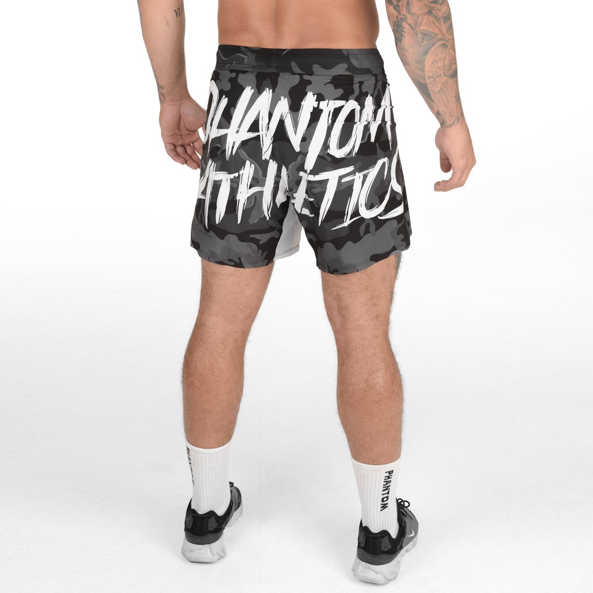 Die Phantom FLEX Fightshorts zählen zu den besten Fightshorts am Markt. Ultraleicht, mega flexibel und reißfest. Reduziert auf ein absolutes Minimum bietet sie dir maximale Performance in deinem Kampfsport. Egal ob BJJ, MMA, Muay Thai oder Kickboxen. Die FLEX Shorts von Phantom Athletics holen das beste aus dir raus. Hier im beliebten Urban Camo Look in schwarz/grau und großem Phantom Athletics Schriftzug auf der Rückseite.  UFC MMA Fighter Aleks Rakic beim Training.