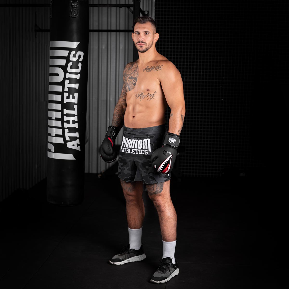 Die Phantom FLEX Fightshorts zählen zu den besten Fightshorts am Markt. Ultraleicht, mega flexibel und reißfest. Reduziert auf ein absolutes Minimum bietet sie dir maximale Performance in deinem Kampfsport. Egal ob BJJ, MMA, Muay Thai oder Kickboxen. Die FLEX Shorts von Phantom Athletics holen das beste aus dir raus. Hier im beliebten Urban Camo Look in schwarz/grau und großem Phantom Athletics Schriftzug auf der Rückseite.  UFC MMA Fighter Aleks Rakic beim Training.