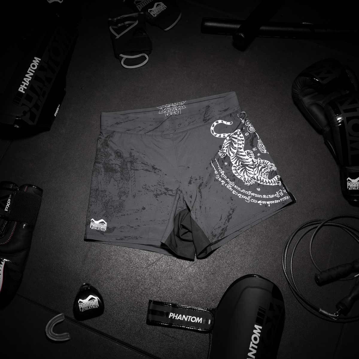 Die Phantom FLEX Fightshorts zählen zu den besten Fightshorts am Markt. Ultraleicht, mega flexibel und reißfest. Reduziert auf ein absolutes Minimum bietet sie dir maximale Performance in deinem Kampfsport. Perfekt für dein Thaiboxen. Die FLEX Shorts von Phantom Athletics holen das beste aus dir raus. Hier im Sak Yant Muay Thai Design.