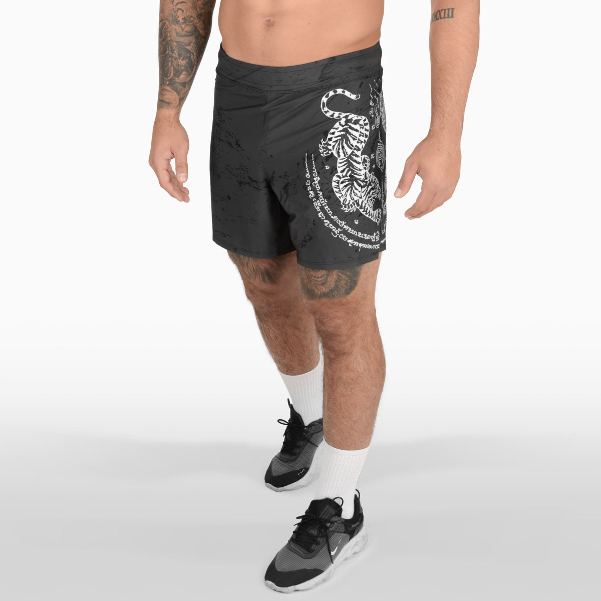 Die Phantom FLEX Fightshorts zählen zu den besten Fightshorts am Markt. Ultraleicht, mega flexibel und reißfest. Reduziert auf ein absolutes Minimum bietet sie dir maximale Performance in deinem Kampfsport. Perfekt für dein Thaiboxen. Die FLEX Shorts von Phantom Athletics holen das beste aus dir raus. Hier im Sak Yant Muay Thai Design.