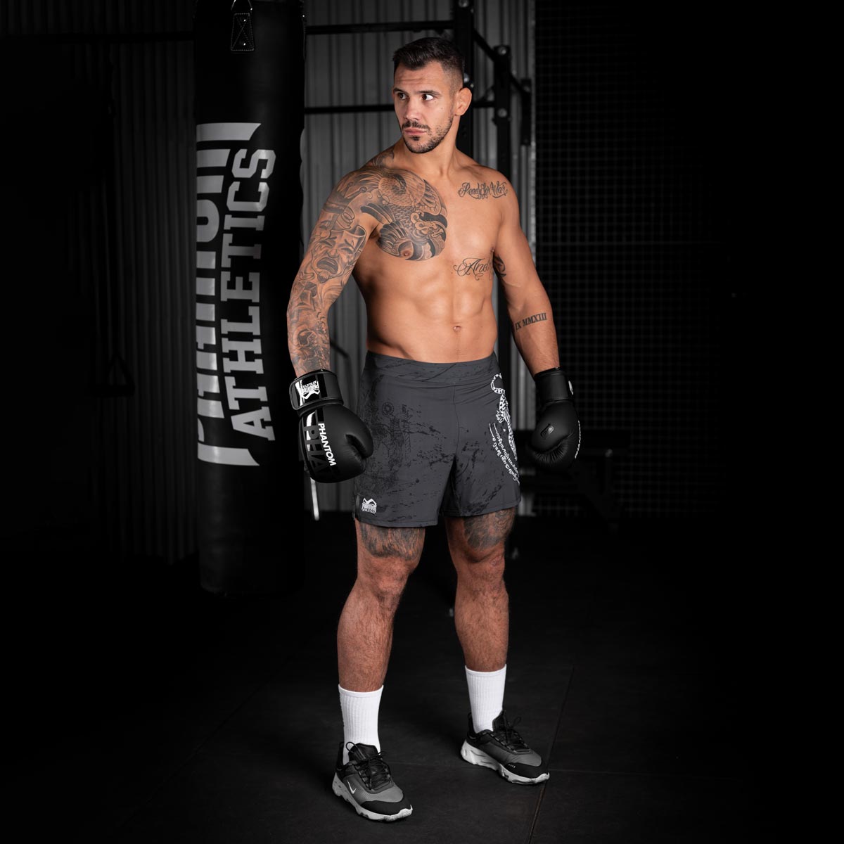 Die Phantom FLEX Fightshorts zählen zu den besten Fightshorts am Markt. Ultraleicht, mega flexibel und reißfest. Reduziert auf ein absolutes Minimum bietet sie dir maximale Performance in deinem Kampfsport. Perfekt für dein Thaiboxen. Die FLEX Shorts von Phantom Athletics holen das beste aus dir raus. Hier im Sak Yant Muay Thai Design.