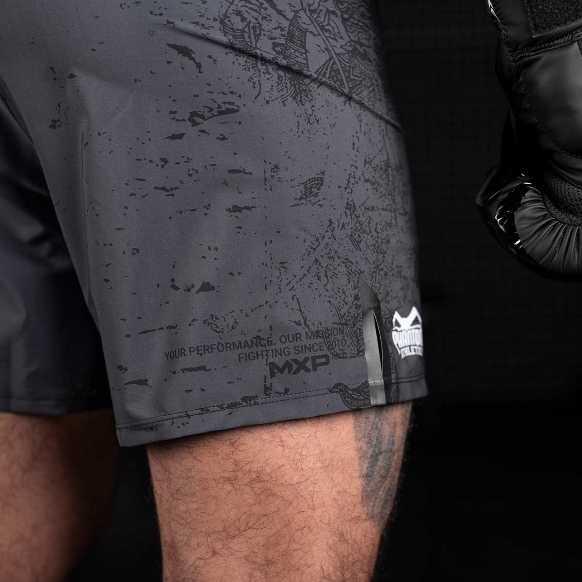 Die Phantom FLEX Fightshorts zählen zu den besten Fightshorts am Markt. Ultraleicht, mega flexibel und reißfest. Reduziert auf ein absolutes Minimum bietet sie dir maximale Performance in deinem Kampfsport. Perfekt für dein Thaiboxen. Die FLEX Shorts von Phantom Athletics holen das beste aus dir raus. Hier im Sak Yant Muay Thai Design.