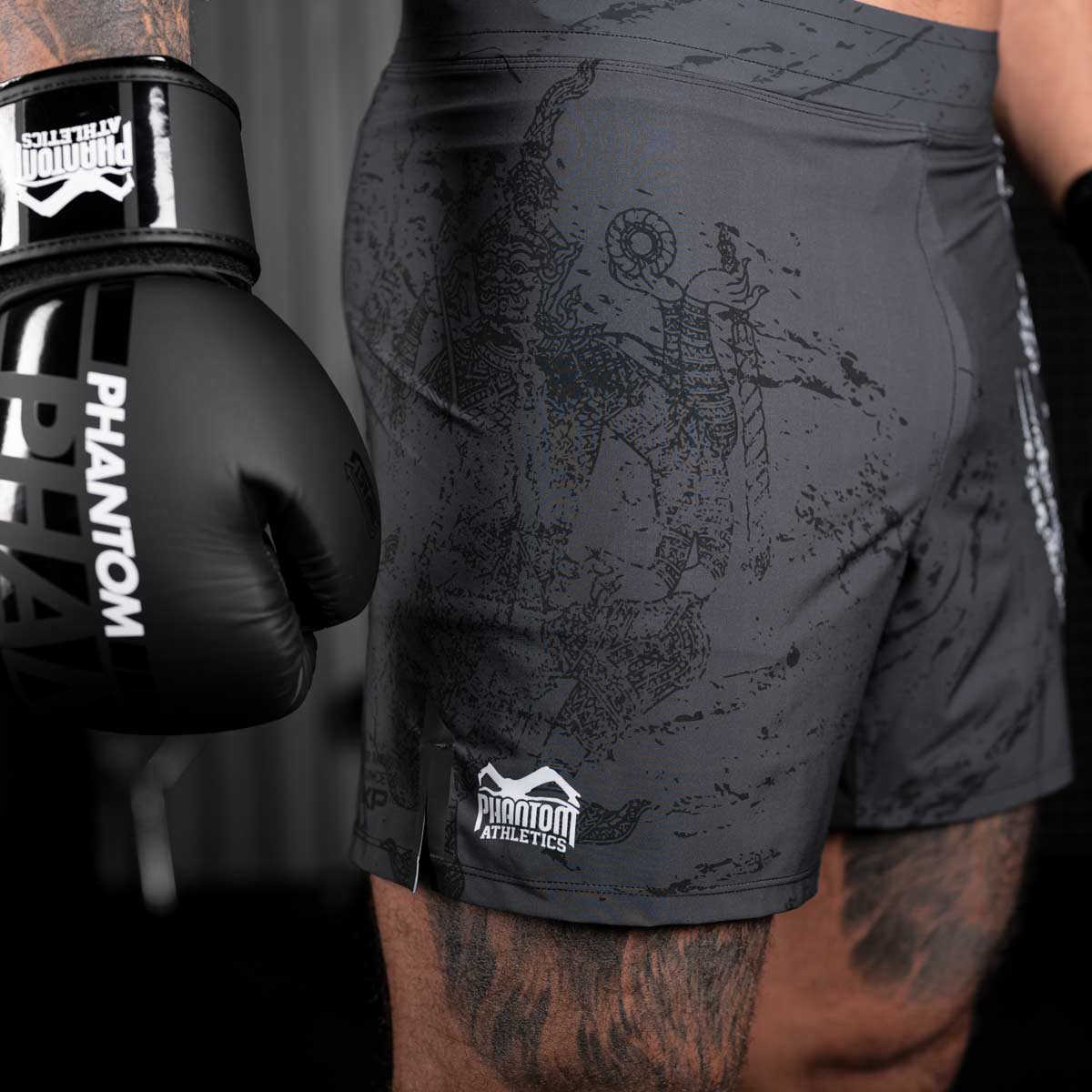 Die Phantom FLEX Fightshorts zählen zu den besten Fightshorts am Markt. Ultraleicht, mega flexibel und reißfest. Reduziert auf ein absolutes Minimum bietet sie dir maximale Performance in deinem Kampfsport. Perfekt für dein Thaiboxen. Die FLEX Shorts von Phantom Athletics holen das beste aus dir raus. Hier im Sak Yant Muay Thai Design.