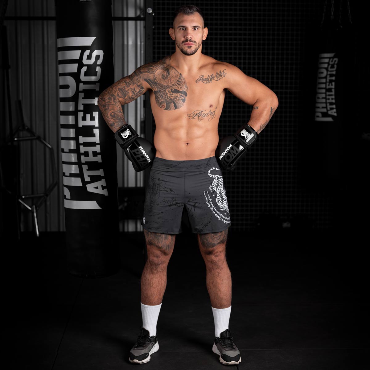 Die Phantom FLEX Fightshorts zählen zu den besten Fightshorts am Markt. Ultraleicht, mega flexibel und reißfest. Reduziert auf ein absolutes Minimum bietet sie dir maximale Performance in deinem Kampfsport. Perfekt für dein Thaiboxen. Die FLEX Shorts von Phantom Athletics holen das beste aus dir raus. Hier im Sak Yant Muay Thai Design.