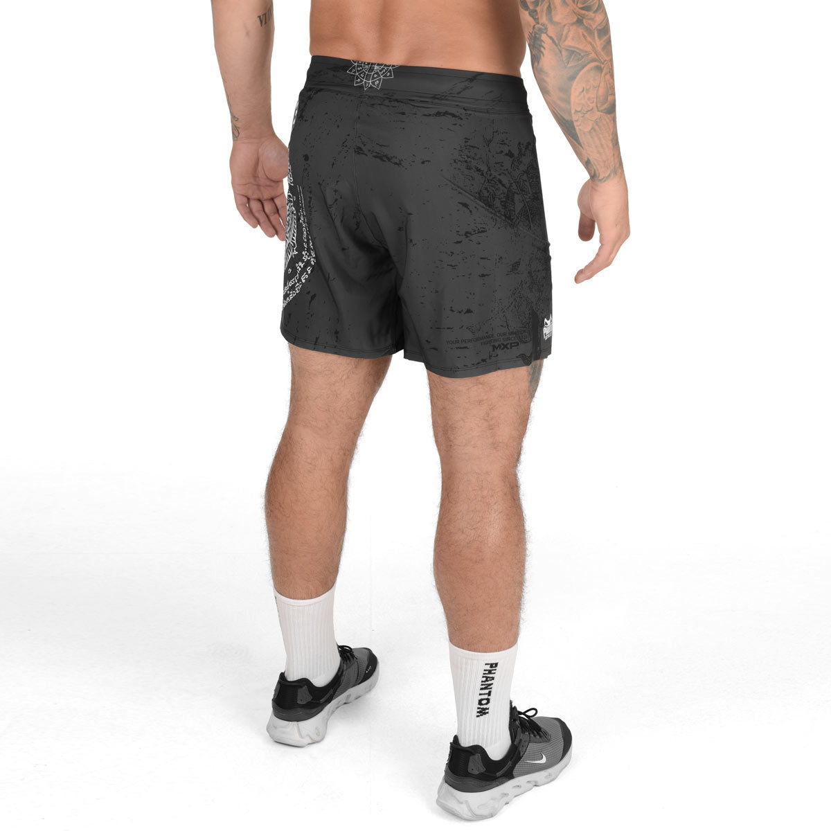 Die Phantom FLEX Fightshorts zählen zu den besten Fightshorts am Markt. Ultraleicht, mega flexibel und reißfest. Reduziert auf ein absolutes Minimum bietet sie dir maximale Performance in deinem Kampfsport. Perfekt für dein Thaiboxen. Die FLEX Shorts von Phantom Athletics holen das beste aus dir raus. Hier im Sak Yant Muay Thai Design.