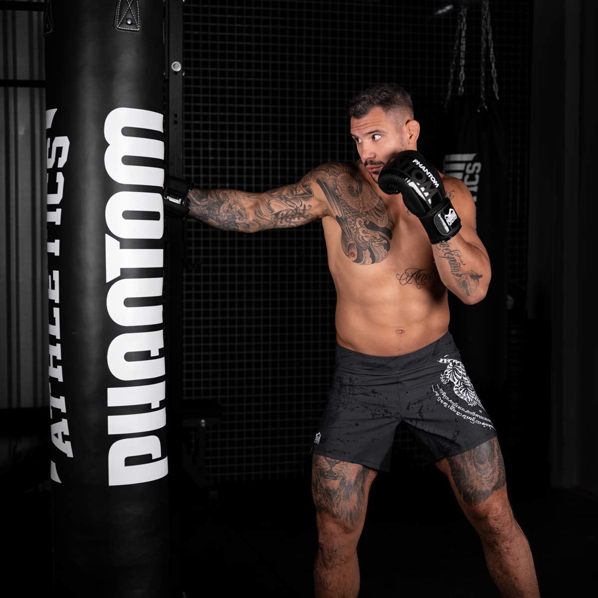 Die Phantom FLEX Fightshorts zählen zu den besten Fightshorts am Markt. Ultraleicht, mega flexibel und reißfest. Reduziert auf ein absolutes Minimum bietet sie dir maximale Performance in deinem Kampfsport. Perfekt für dein Thaiboxen. Die FLEX Shorts von Phantom Athletics holen das beste aus dir raus. Hier im Sak Yant Muay Thai Design.