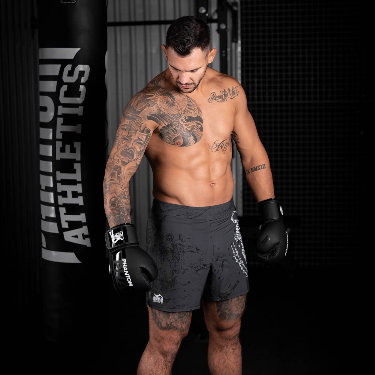 Die Phantom FLEX Fightshorts zählen zu den besten Fightshorts am Markt. Ultraleicht, mega flexibel und reißfest. Reduziert auf ein absolutes Minimum bietet sie dir maximale Performance in deinem Kampfsport. Perfekt für dein Thaiboxen. Die FLEX Shorts von Phantom Athletics holen das beste aus dir raus. Hier im Sak Yant Muay Thai Design.