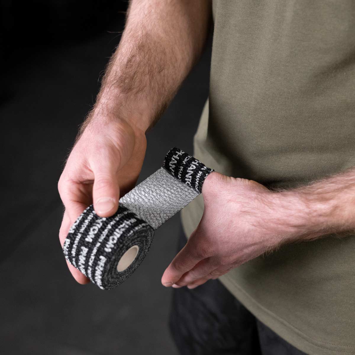 Phantom Grip Tape für Kampfsport und Fitness in der Farbe schwarz. Ideal für Thumb Tapes beim Crossfit und für Hook Grips.