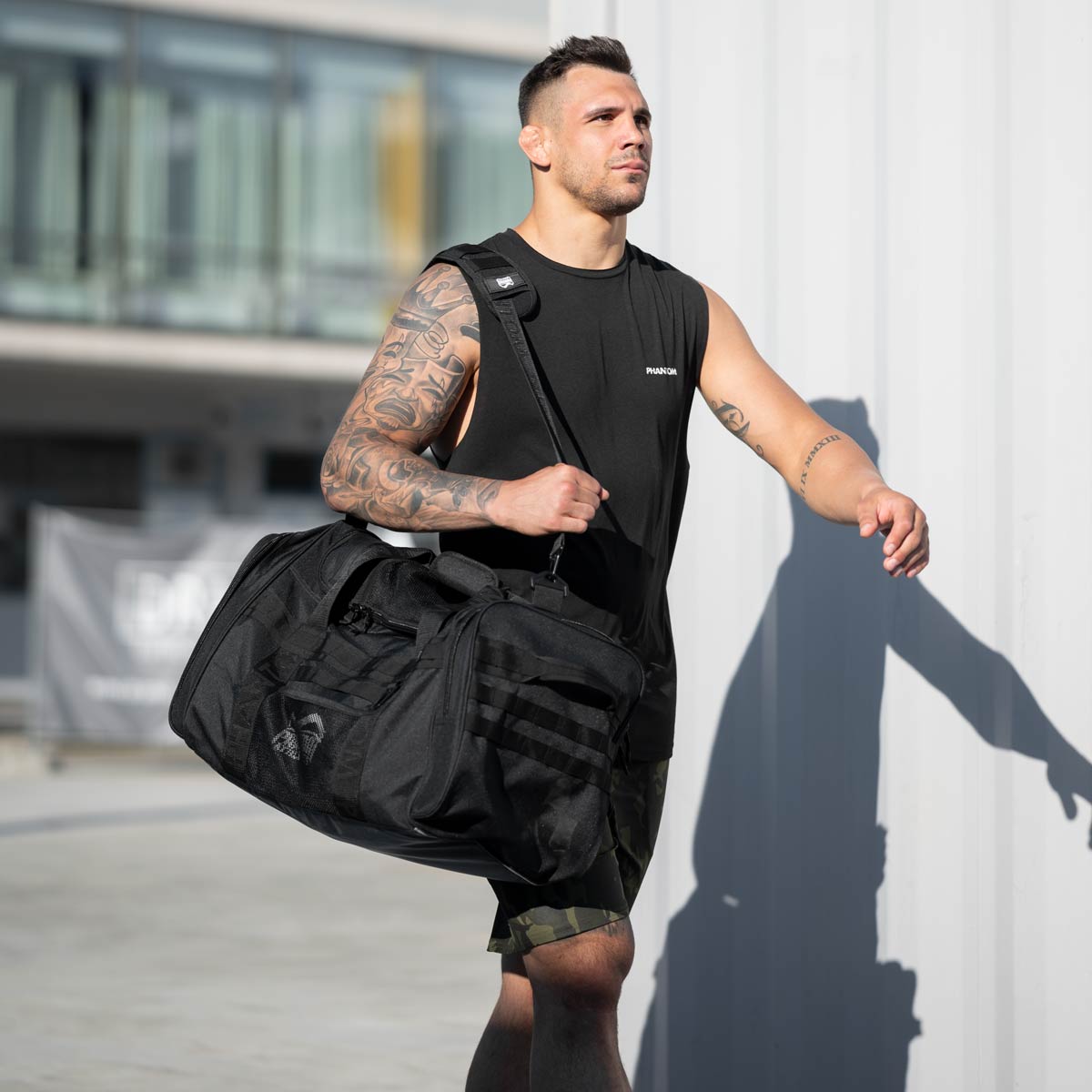 UFC Fighter Aleks Rakic auf dem Weg ins Kampfsport Training mit der Phantom Tactic Trainingstasche