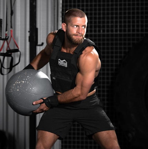 Crossfit Athlet Florian Neumaier beim Training mit der Phantom Trainingsweste und dem Phantom ISO FIT Sport Drink.