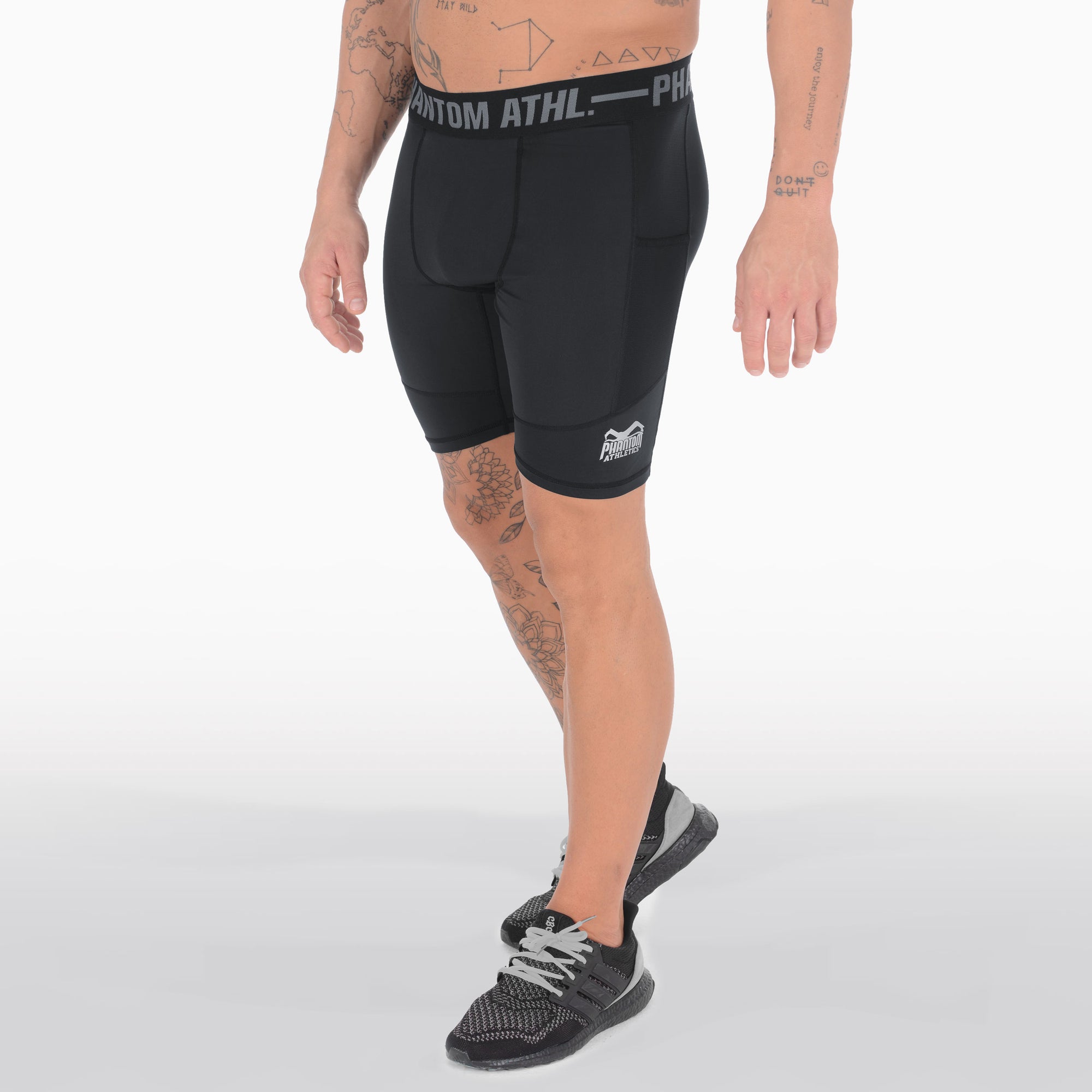 Phantom Athletics Compression Shorts Tactic für MMA und Fitness.
Diese Kompressionsshorts bieten eine ergonomische Passform und optimale Bewegungsfreiheit, ideal für Kampfsportarten wie MMA, Muay Thai und BJJ.