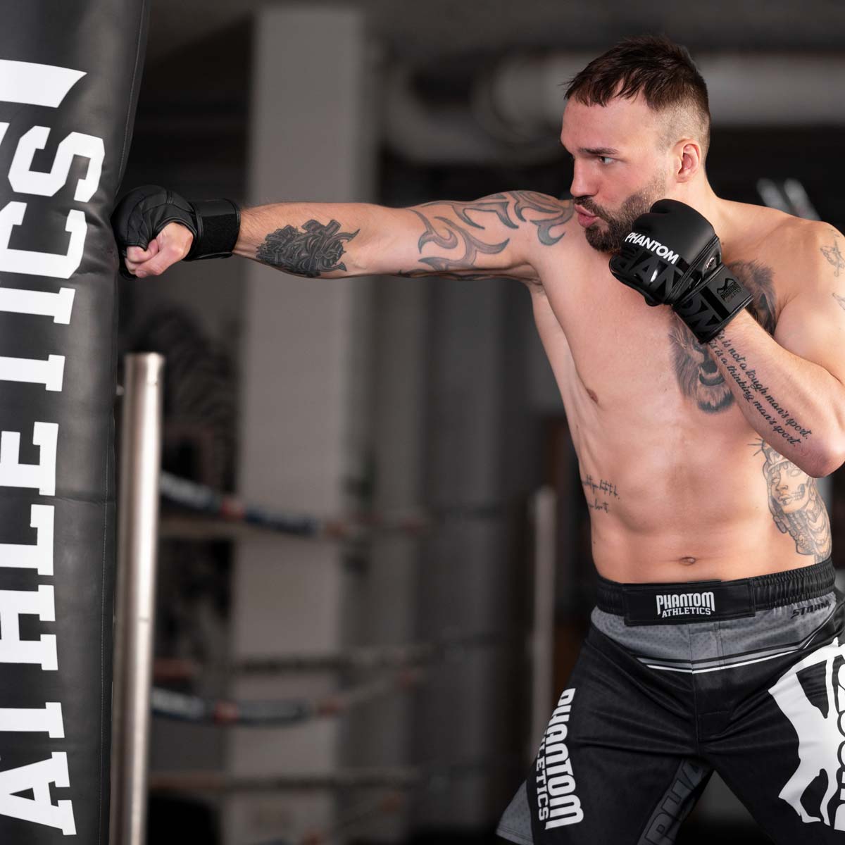 MMA Profi beim Sandsack Training mit den Phantom APEX MMA Fight Handschuhen