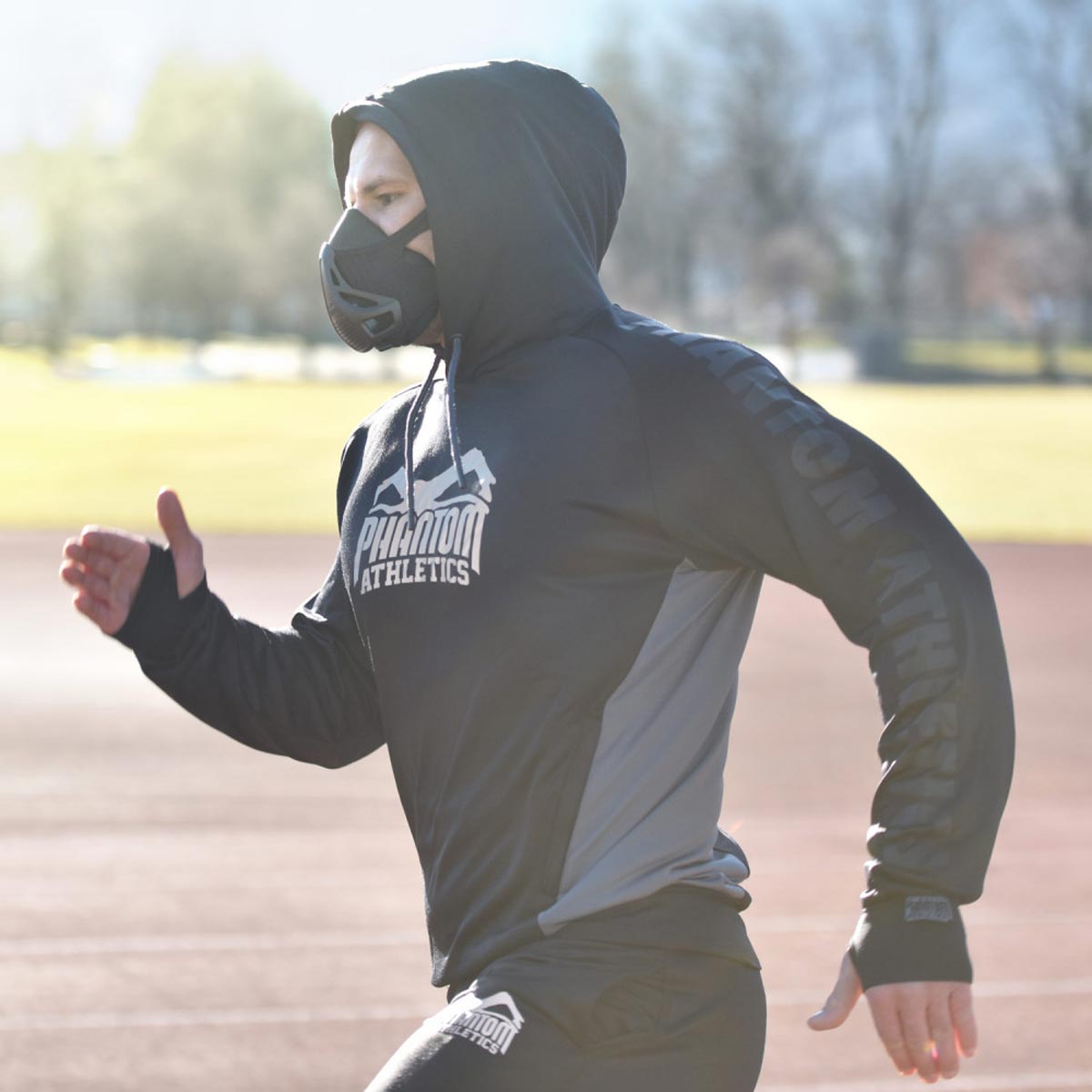 Die Phantom Trainingsmaske beim Lauftraining auf der Bahn. Atemwiderstandstraining für eine bessere Fitness.