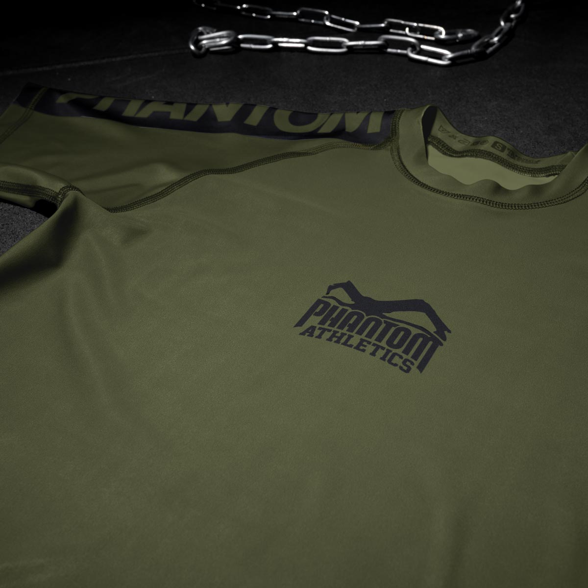 Phantom Rashguard für deinen Kampfsport. Eng anliegendes Kompressionstop für MMA, BJJ, Ringen, Muay Thai und andere Fight Sportarten. Perfekte Verarbeitung, Tragekomfort und Performance. Ideal für Training und Wettkampf. Hier im army grünen Apex Design. 