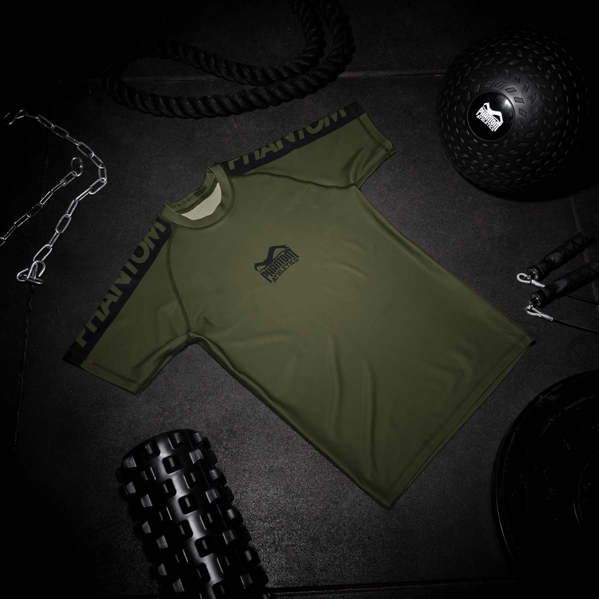 Phantom Rashguard für deinen Kampfsport. Eng anliegendes Kompressionstop für MMA, BJJ, Ringen, Muay Thai und andere Fight Sportarten. Perfekte Verarbeitung, Tragekomfort und Performance. Ideal für Training und Wettkampf. Hier im army grünen Apex Design. 