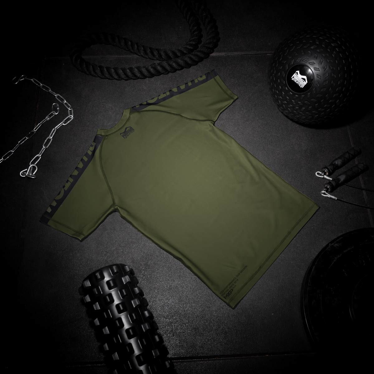 Phantom Rashguard für deinen Kampfsport. Eng anliegendes Kompressionstop für MMA, BJJ, Ringen, Muay Thai und andere Fight Sportarten. Perfekte Verarbeitung, Tragekomfort und Performance. Ideal für Training und Wettkampf. Hier im army grünen Apex Design. 