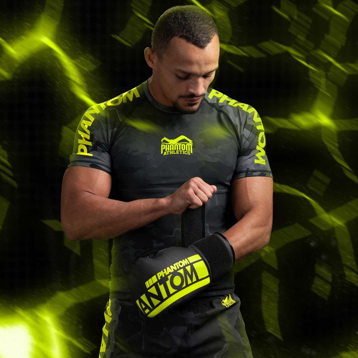 Phantom Fighter Karan Mosebach beim MMA Training mit dem Phantom Neon Kurzarm Rashguard.