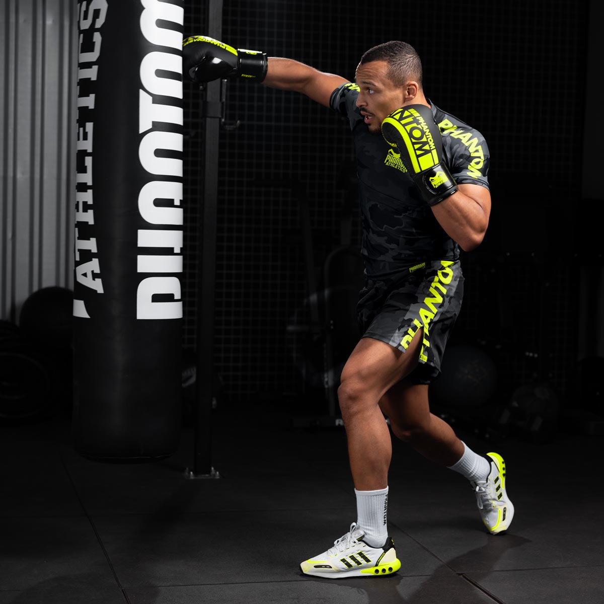 Phantom Fighter Karan Mosebach beim MMA Training mit dem Phantom Neon Kurzarm Rashguard.