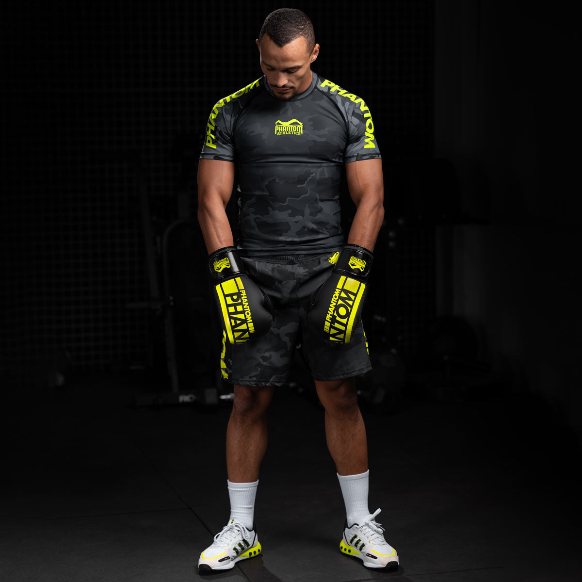 Phantom Fighter Karan Mosebach beim MMA Training mit dem Phantom Neon Kurzarm Rashguard.