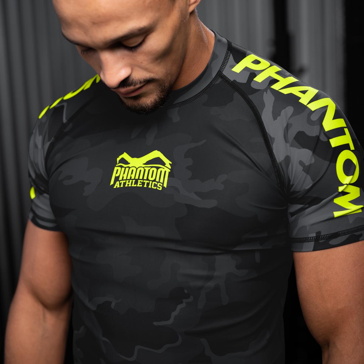 Phantom Fighter Karan Mosebach beim MMA Training mit dem Phantom Neon Kurzarm Rashguard.