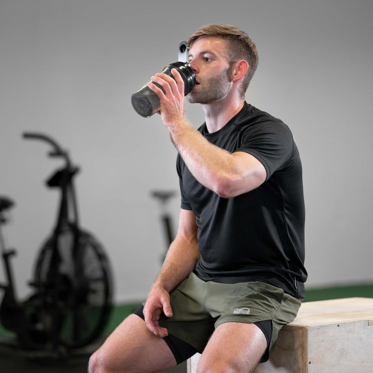 Crossfit Athlet beim Training mit dem Phantom Athletics Shaker für optimale Flüssigkeitszufuhr  im Training