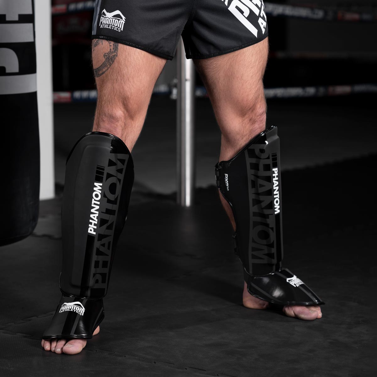 Die Phantom Apex Striking Schienbeinschützer für Muay Thai und MMA im Gym