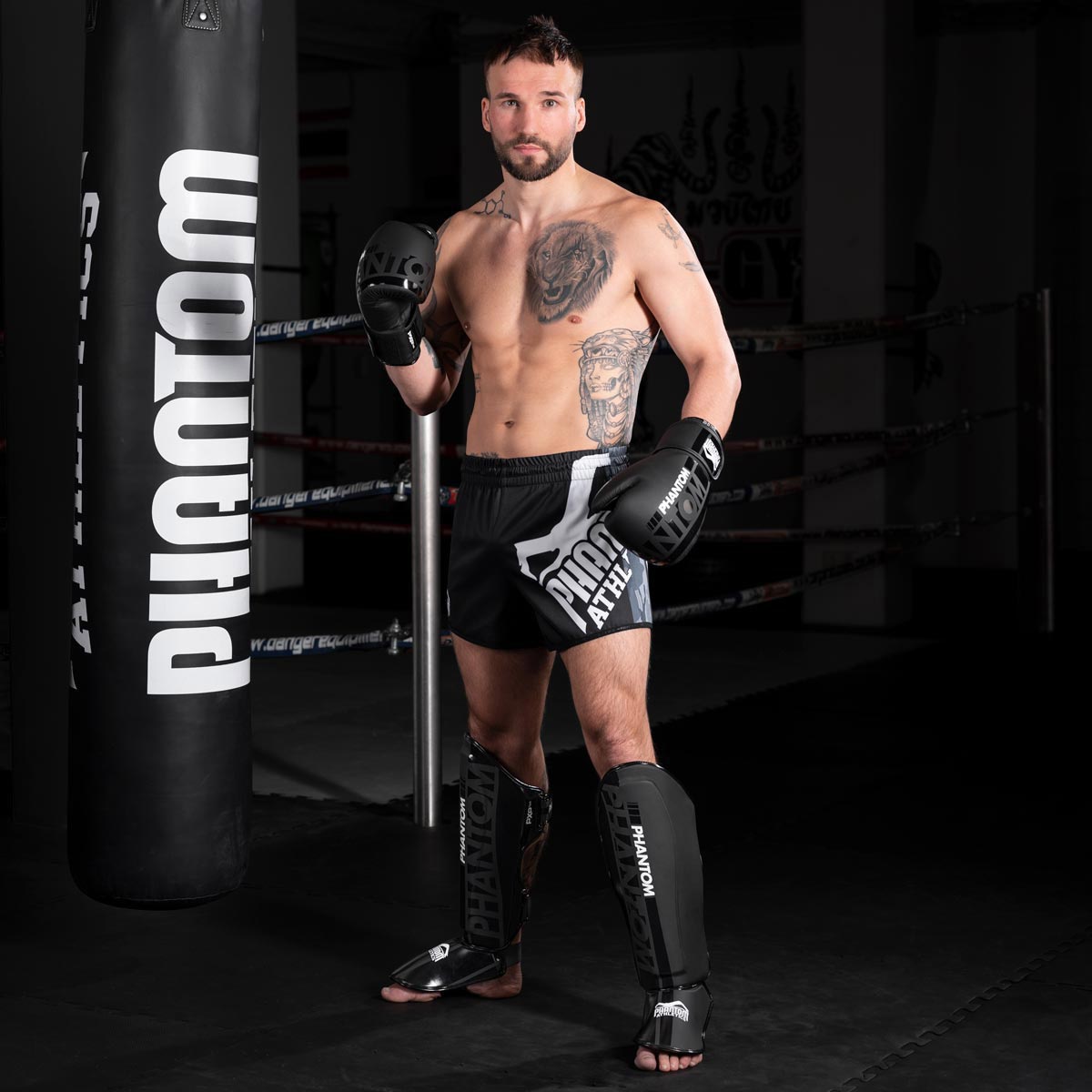 Muay Thai Profi im Gym mit den Phantom Apex Striking Schienbeinschützern