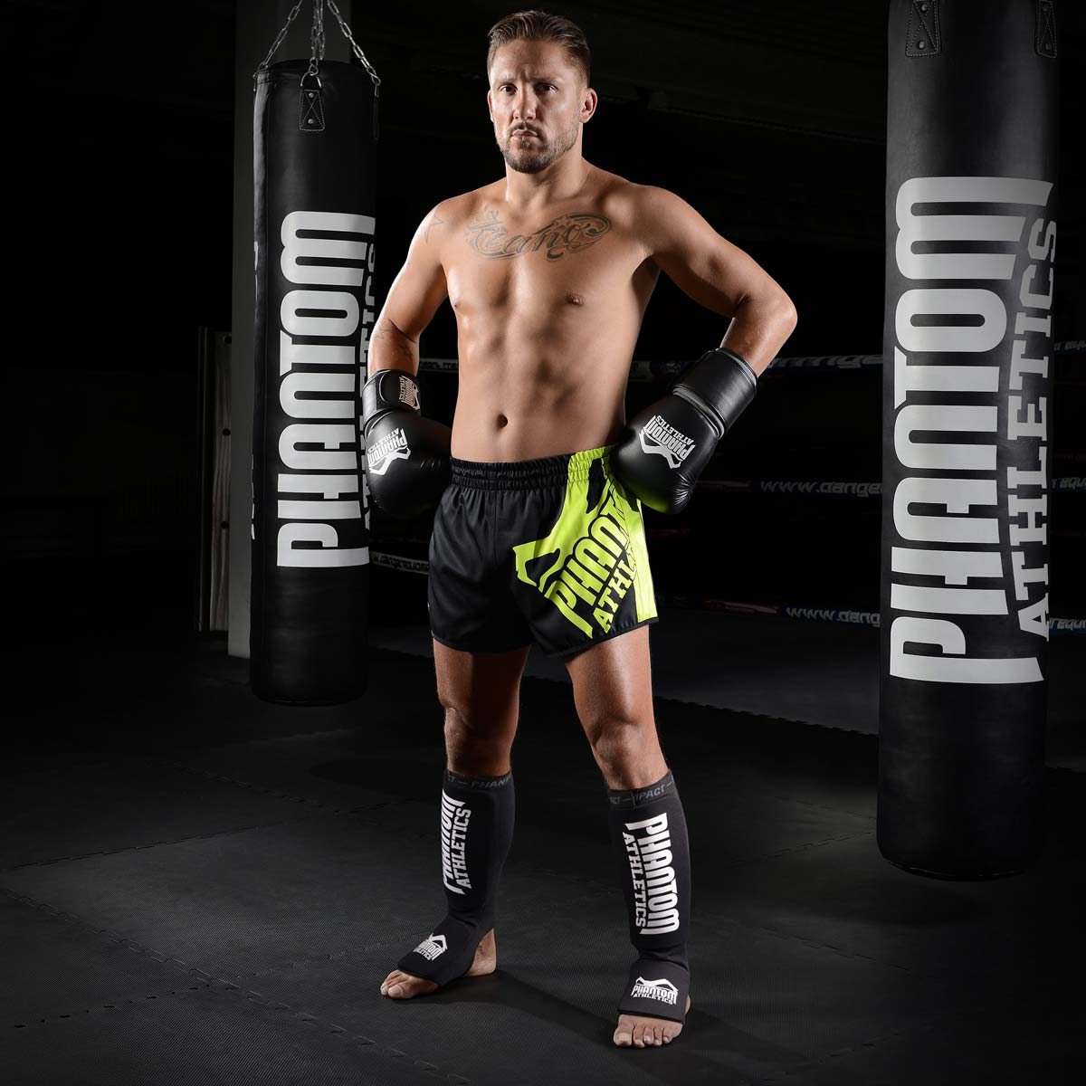 Kickbox Legende Andy Souwer mit dem Phantom Impact Schienbeinschutz, der Phantom Revolution Fightshorts und Phantom Boxsäcken