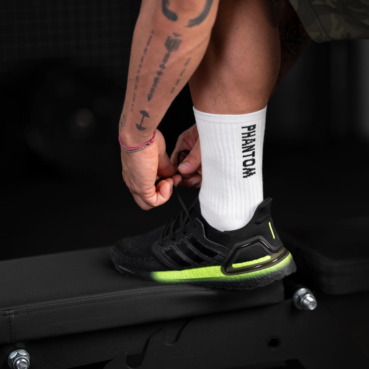 Weiße Performance Socken von Phantom Athletics – optimale Sportsocken für Ringertraining, mit atmungsaktivem Material für maximale Frische und Komfort während intensiver Kämpfe.