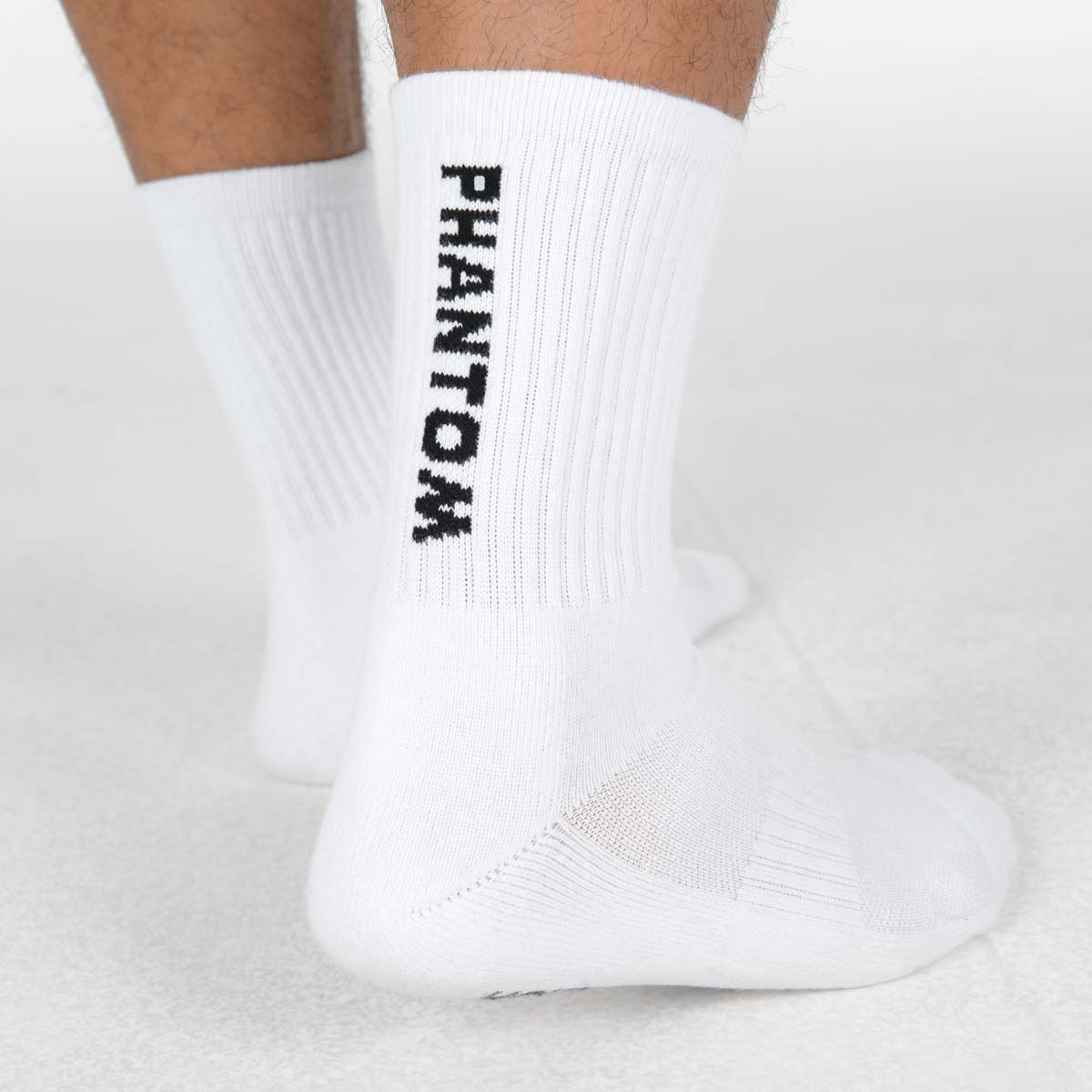 Phantom Athletics Performance Socken in Weiß – ideal für Ringer, die zuverlässige Sportsocken suchen. Das flexible und leichte Material sorgt für perfekten Sitz und unterstützt die Fußmuskulatur.