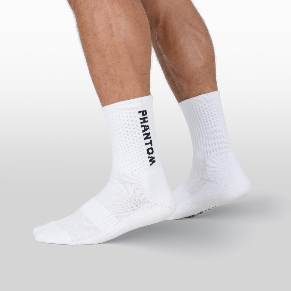 Phantom Athletics Performance Socken in Weiß – ideale Sportsocken für Ringer und Athleten. Das atmungsaktive Material sorgt für Feuchtigkeitsregulierung und bietet optimalen Halt bei intensiven Trainingseinheiten.