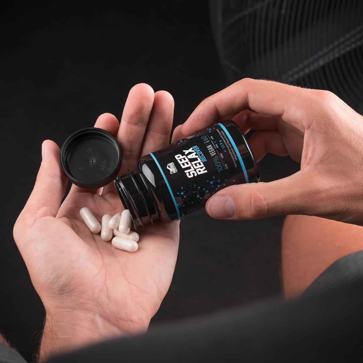 Das Phantom Sleep and Relax Supplement für eine bessere Regeneration im Kampfsport lässt sich dank praktischer Kapselform überall hin mitnehmen.