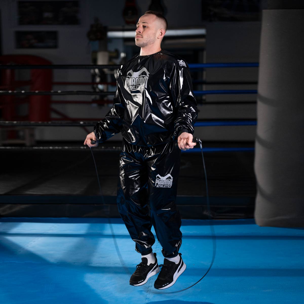 GMC und PFL Fighter Anatolij Baal beim Seilspringen mit dem Phantom Nomax Schwitzanzug. Der Sweatsuit Nomax von Phantom Athletics hilft beim Weighcut und sorgt für maximales Schwitzen. Perfekt für Sportarten wie Muay Thai, Kickboxen und MMA, um vor dem Wettkampf schnell Gewicht zu verlieren.