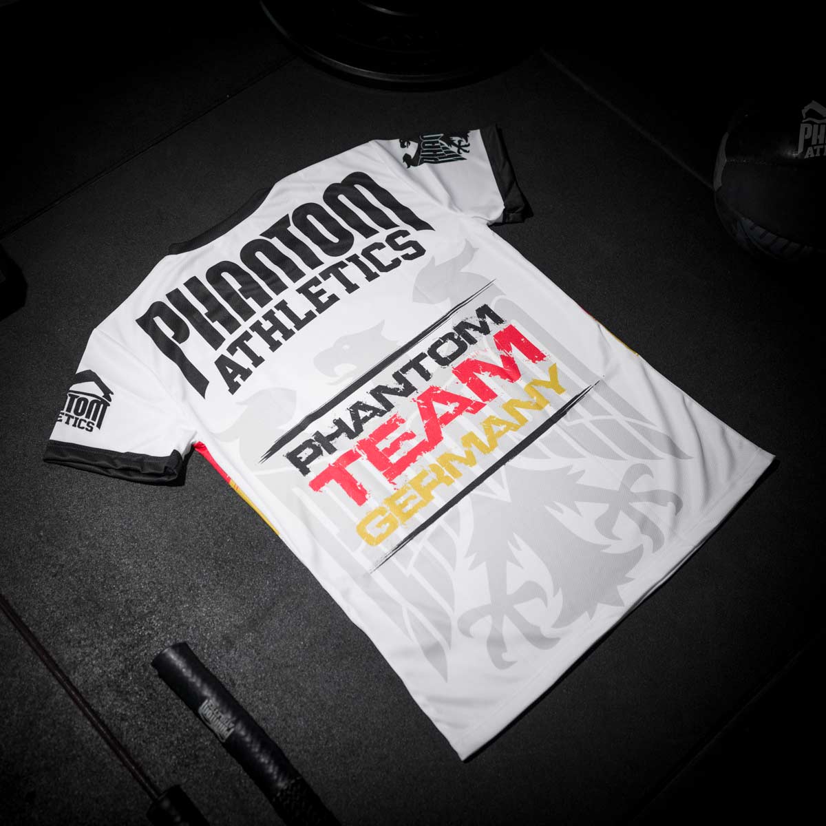 Funktionales und strapazierfähiges Training Shirt Evo Germany White von Phantom Athletics. Ideal für Kampfsportler, die Stil und Leistung kombinieren möchten.