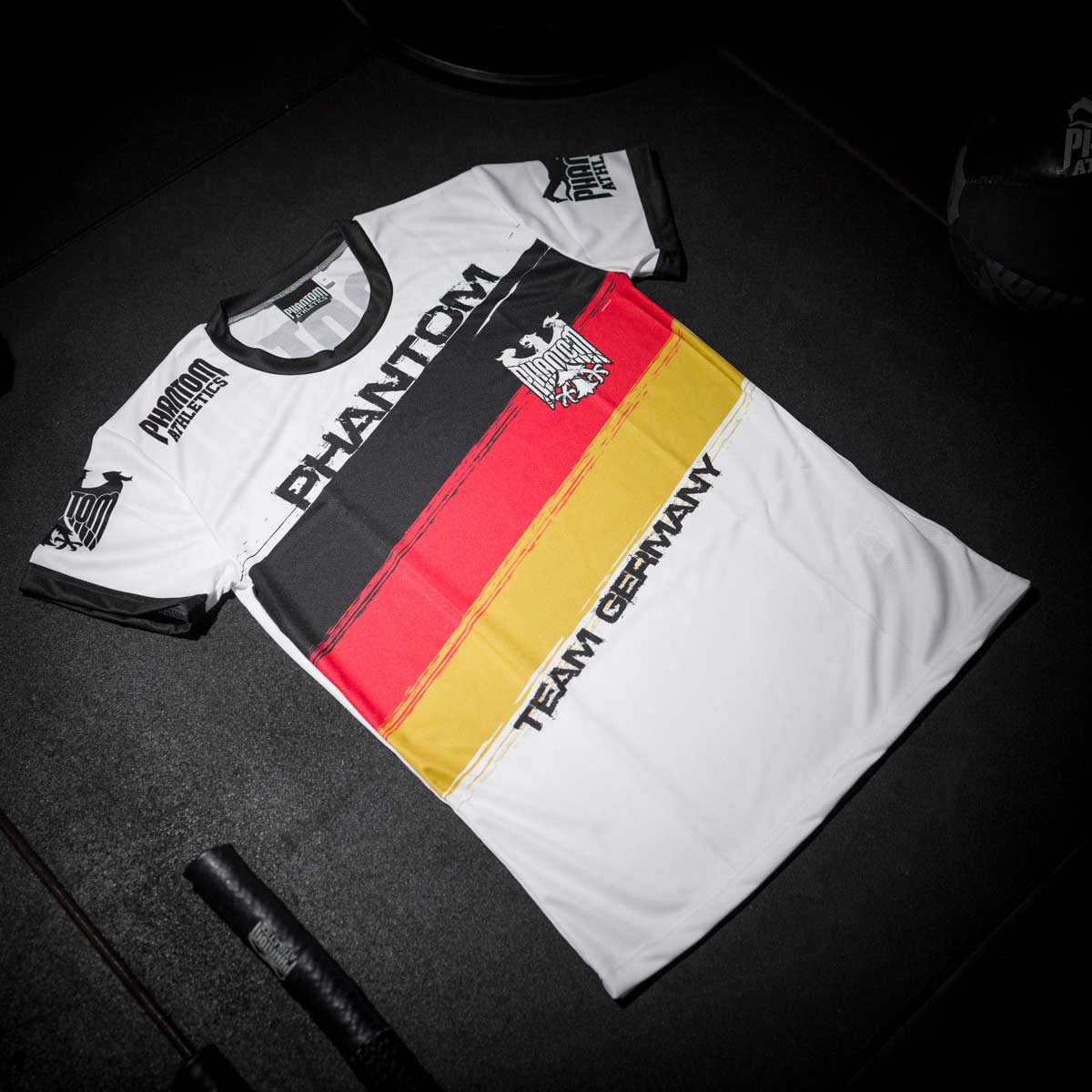 Stylisches Phantom Athletics Training Shirt Evo Germany White mit Deutschland-Motiv. Entwickelt für Athleten, die beim Kampfsport oder Fitness-Training Höchstleistungen erbringen möchten.