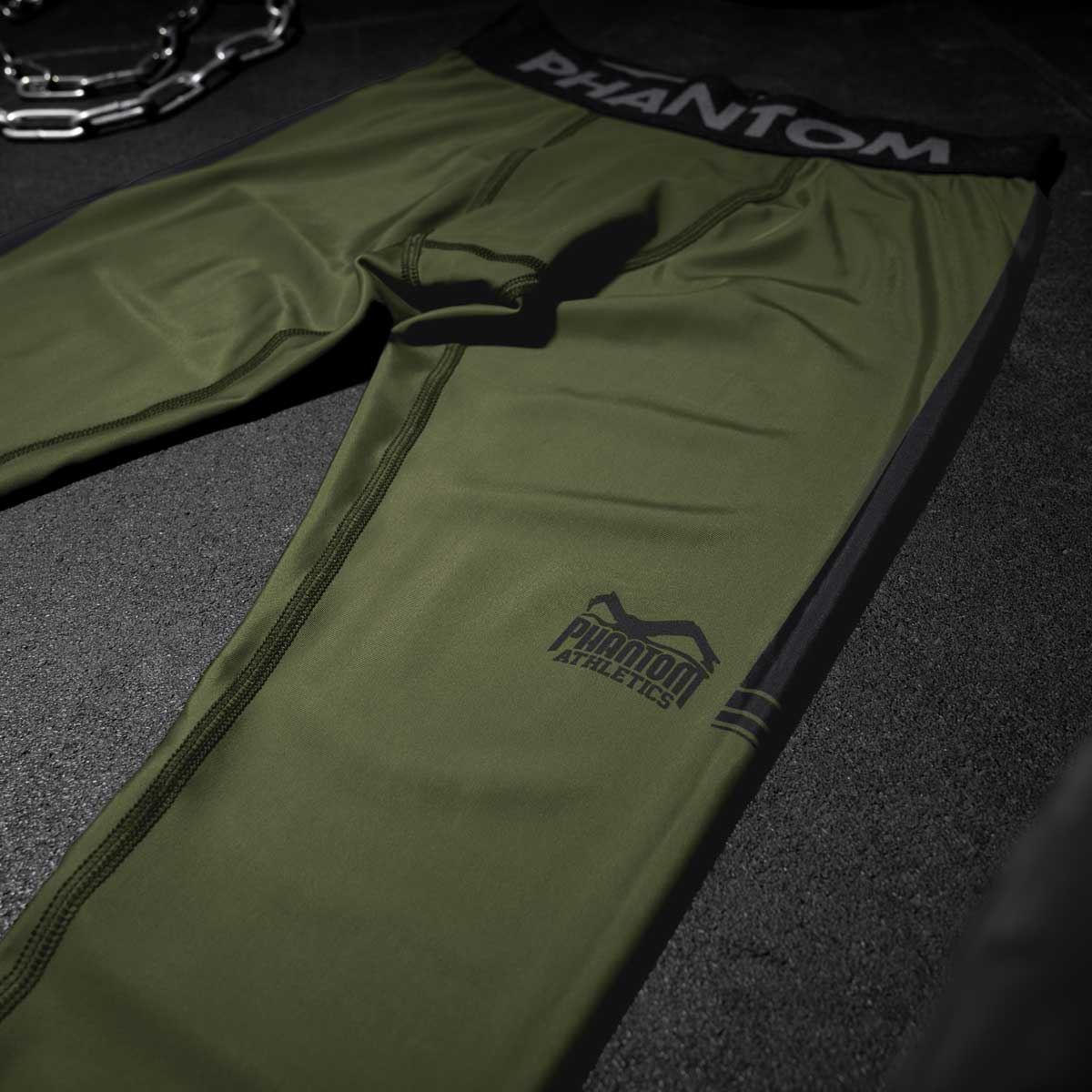 Lange Compression Tights von Phantom für deinen Kampfsport. Überragende Qualität, Passform und Komfort. Perfekt für MMA, Grappling, Muay Thai, BJJ oder auch Ringen. Die beste Kampfsport Legging auf dem Markt. Hier im army grünen Apex Design.