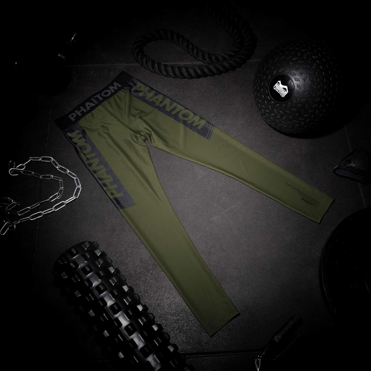 Lange Compression Tights von Phantom für deinen Kampfsport. Überragende Qualität, Passform und Komfort. Perfekt für MMA, Grappling, Muay Thai, BJJ oder auch Ringen. Die beste Kampfsport Legging auf dem Markt. Hier im army grünen Apex Design.