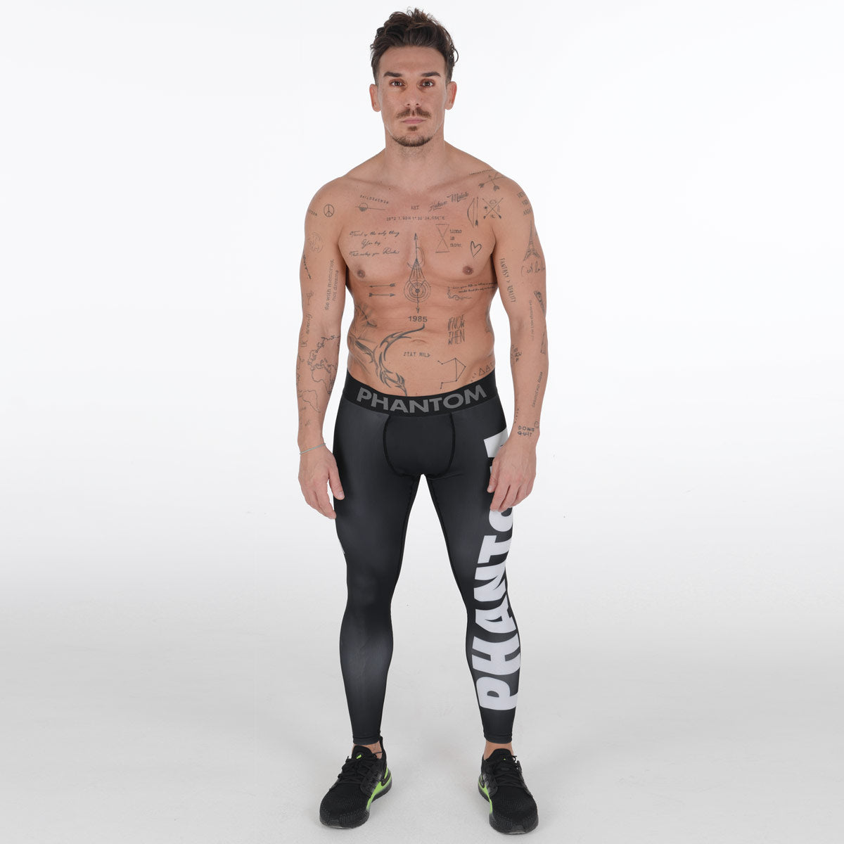 Lange Compression Tights von Phantom für deinen Kampfsport. Überragende Qualität, Passform und Komfort. Perfekt für MMA, Grappling, Muay Thai, BJJ oder auch Ringen. Die beste Kampfsport Legging auf dem Markt. Hier im schwarzen Domination Design mit großem PHANTOM Schriftzug.