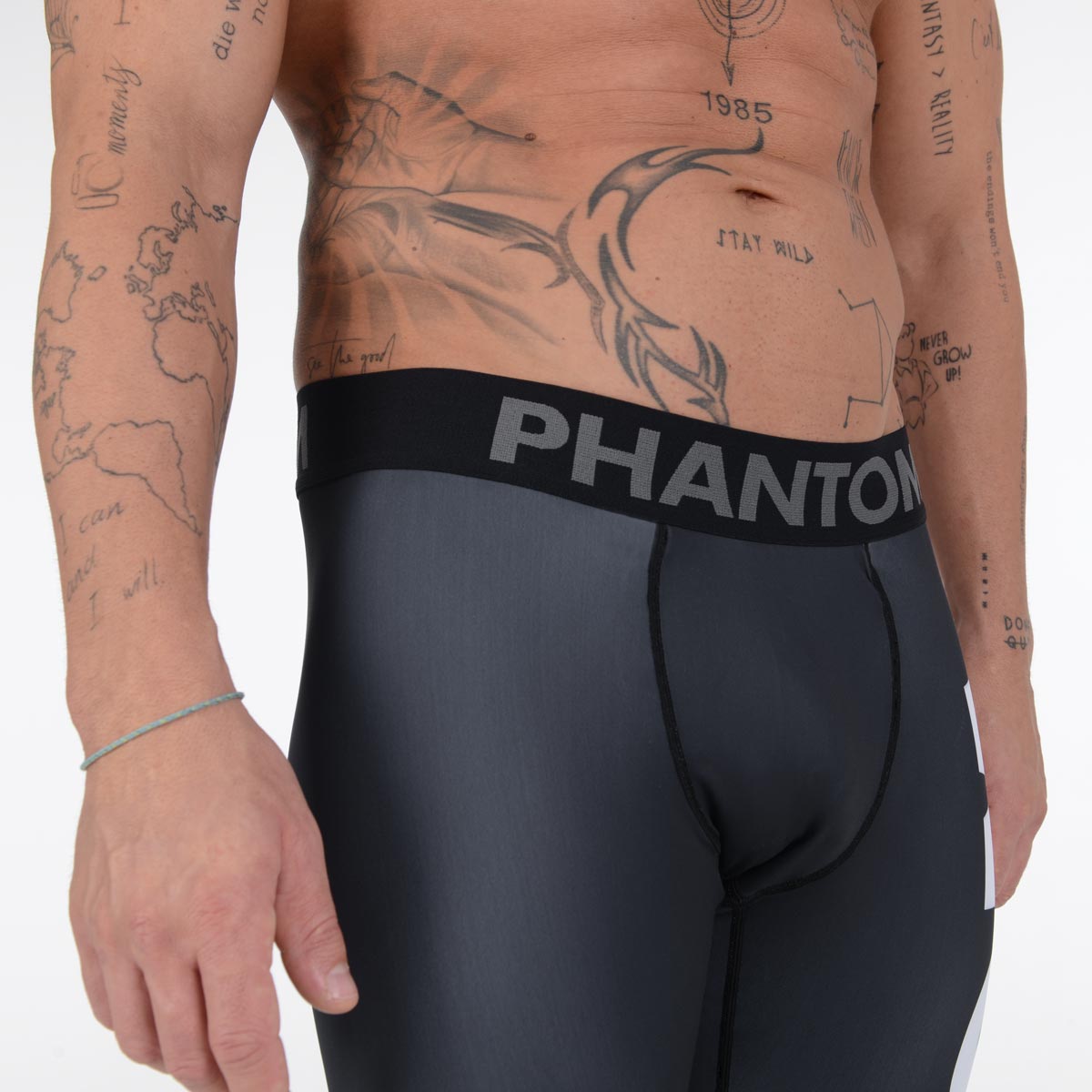 Lange Compression Tights von Phantom für deinen Kampfsport. Überragende Qualität, Passform und Komfort. Perfekt für MMA, Grappling, Muay Thai, BJJ oder auch Ringen. Die beste Kampfsport Legging auf dem Markt. Hier im schwarzen Domination Design mit großem PHANTOM Schriftzug. Der breite Hüftbund sorgt für eine angenehme Passform. 