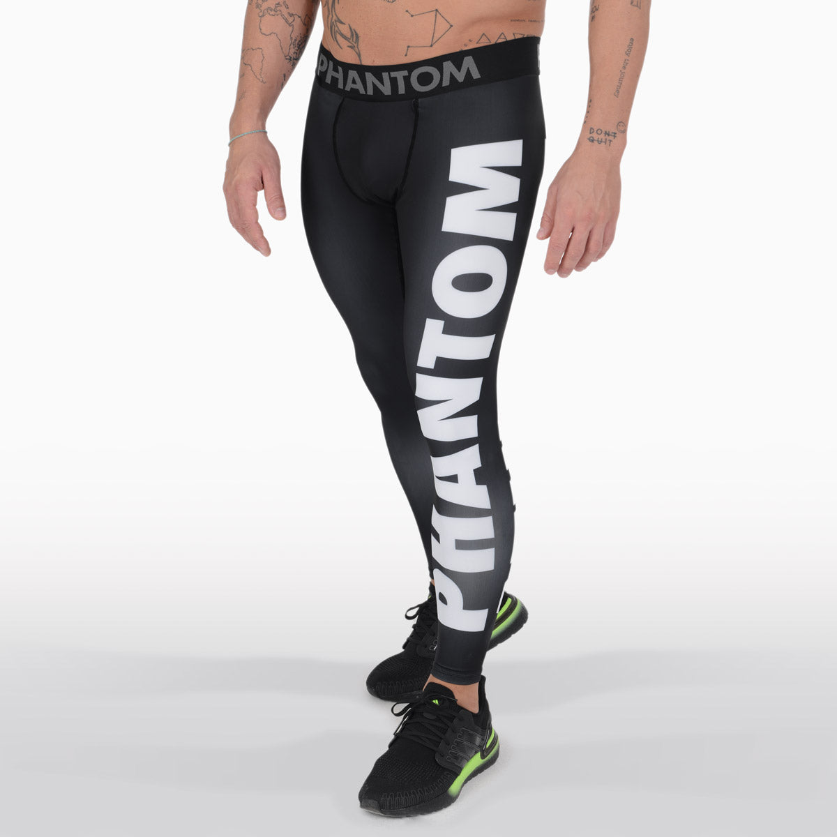 Lange Compression Tights von Phantom für deinen Kampfsport. Überragende Qualität, Passform und Komfort. Perfekt für MMA, Grappling, Muay Thai, BJJ oder auch Ringen. Die beste Kampfsport Legging auf dem Markt. Hier im schwarzen Domination Design mit großem PHANTOM Schriftzug.