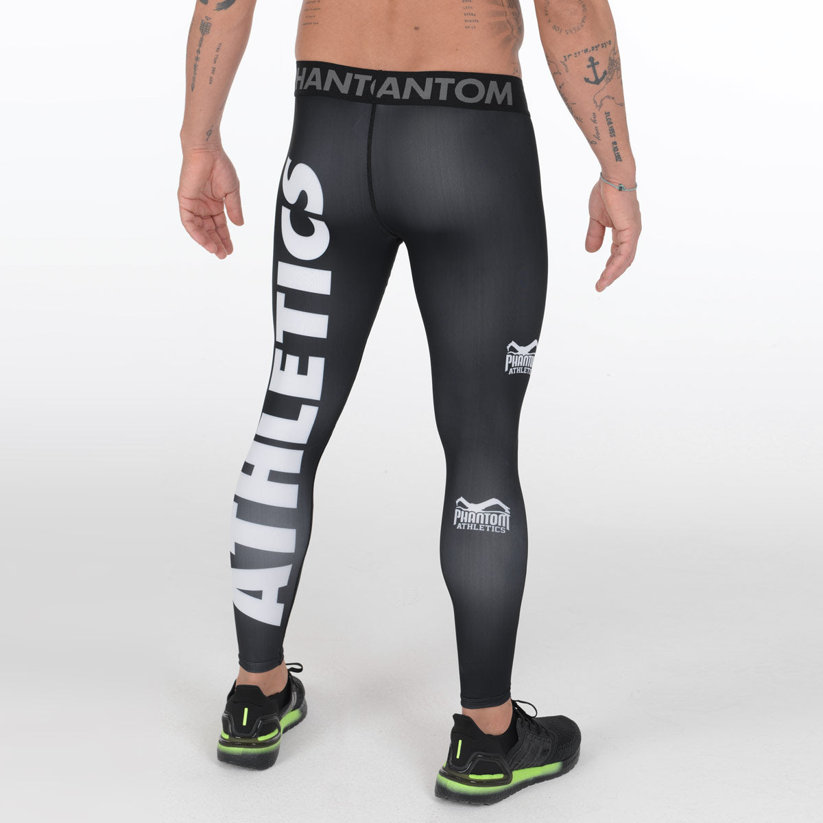 Lange Compression Tights von Phantom für deinen Kampfsport. Überragende Qualität, Passform und Komfort. Perfekt für MMA, Grappling, Muay Thai, BJJ oder auch Ringen. Die beste Kampfsport Legging auf dem Markt. Hier im schwarzen Domination Design mit großem PHANTOM Schriftzug.