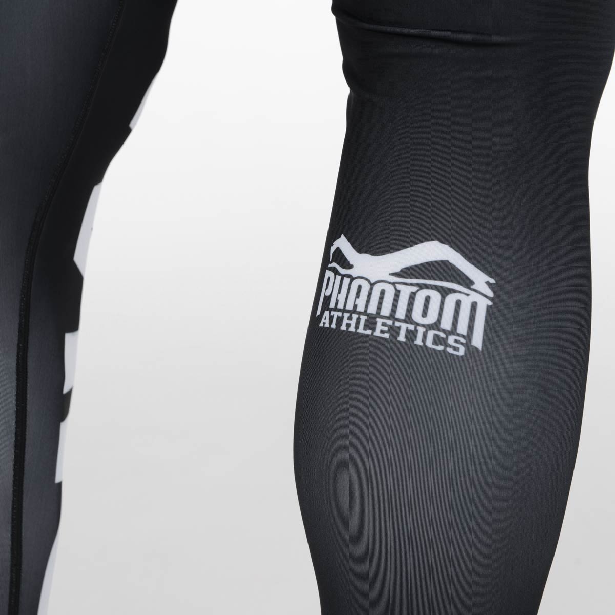 Tights Domination - PHANTOM ATHLETICSLange Compression Tights von Phantom für deinen Kampfsport. Überragende Qualität, Passform und Komfort. Perfekt für MMA, Grappling, Muay Thai, BJJ oder auch Ringen. Die beste Kampfsport Legging auf dem Markt. Hier im schwarzen Domination Design mit großem PHANTOM Schriftzug. Das Sublimations Druckverfahren sorgt für ein lang anhaltendes Design.