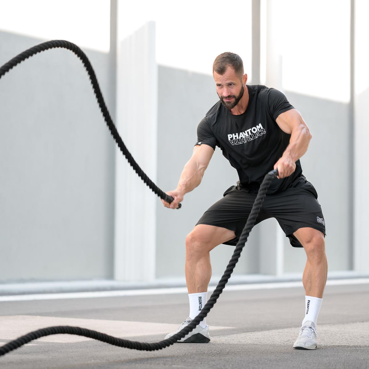 Crossfit Athlet Chris Körner beim Battlerope Training mit der Phantom Tactic Trainingshorts