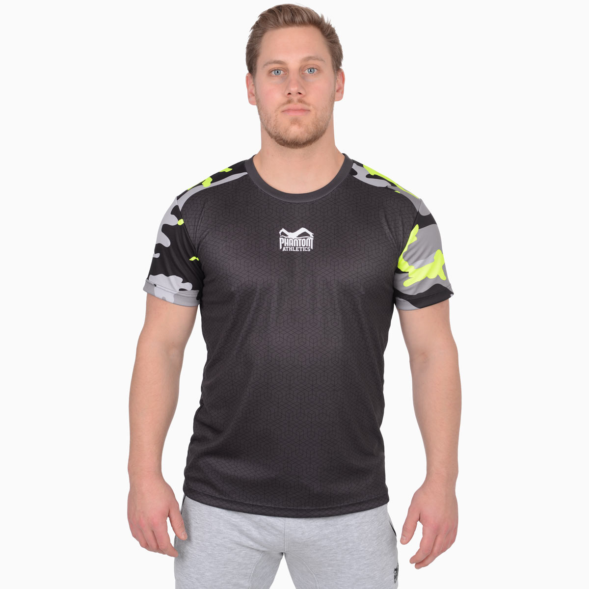 Das Trainingsshirt EVO Camo Neon ist perfekt für Kampfsportler und Fitnessbegeisterte, die Stil und Funktionalität schätzen. Das Material ist leicht und atmungsaktiv, was den Körper kühl hält und die Beweglichkeit fördert. Mit seinem Neon-Camo-Design ist das Shirt ein modisches Highlight im Gym.