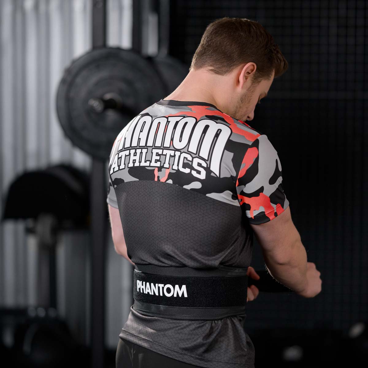 Phantom Athletics’ Trainingsshirt EVO Camo Rot bietet eine ergonomische Passform, die Bewegungsfreiheit und hohen Komfort ermöglicht. Das feuchtigkeitsableitende Material hält die Haut auch bei intensiven Trainingseinheiten trocken und angenehm. Das lebendige rote Camo-Design sorgt für ein stylisches Statement im Training.