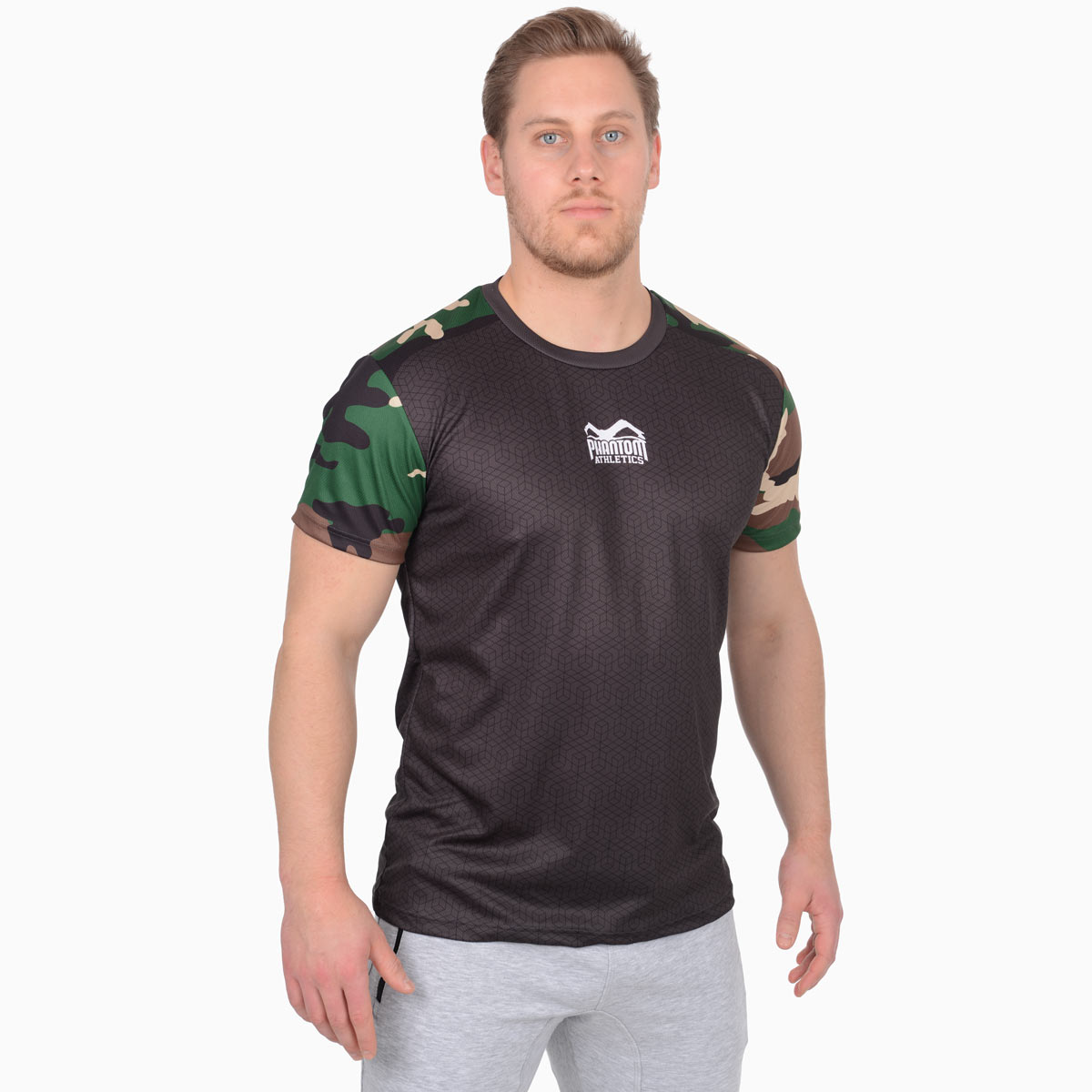 Das Trainingsshirt EVO Camo Woodland bietet Sportlern maximale Bewegungsfreiheit und einen idealen Sitz für alle Trainingseinheiten. Das Material ist schnelltrocknend und hält die Haut auch bei intensiven Workouts angenehm trocken. Das Woodland-Camo-Muster sorgt für einen kraftvollen, dynamischen Look.