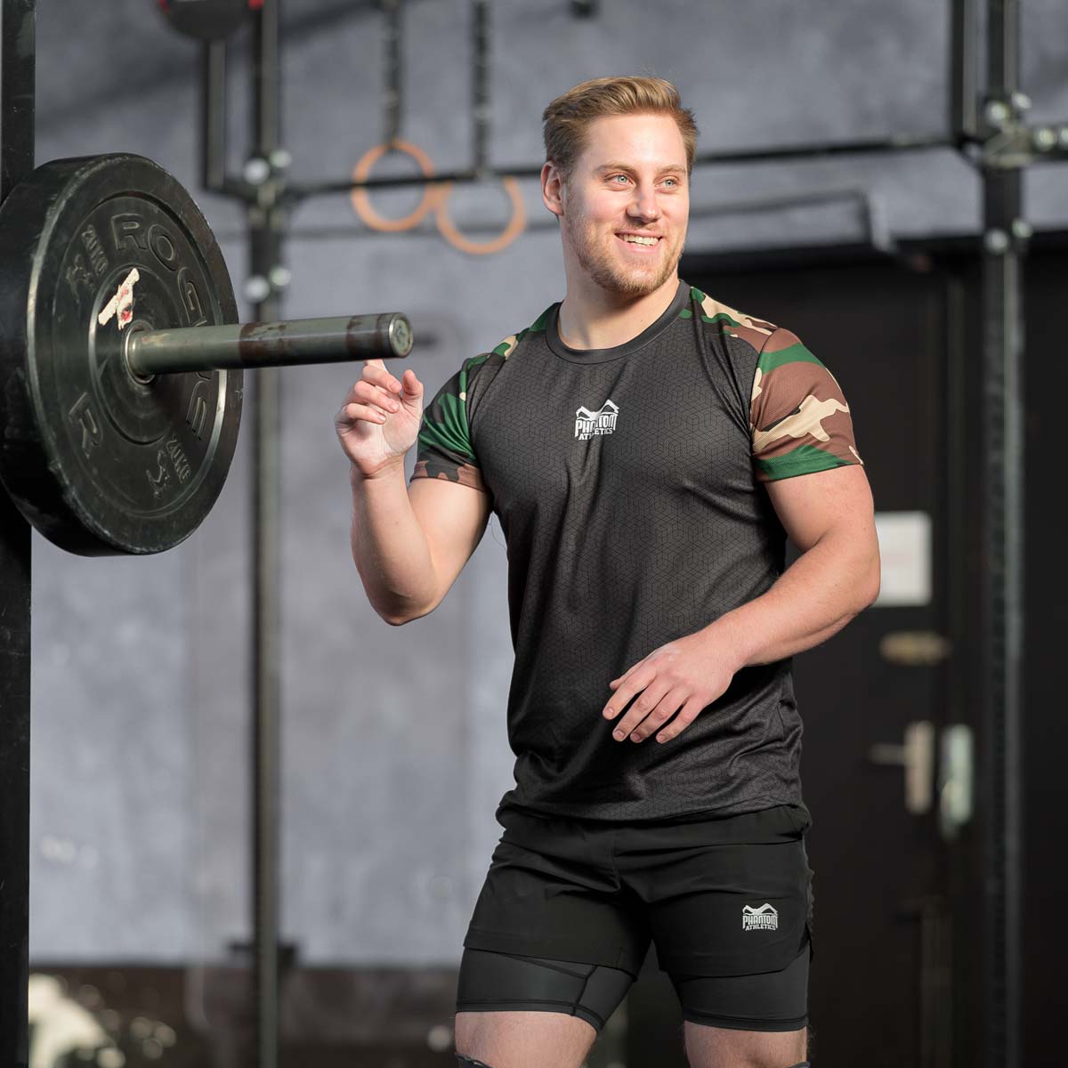 Entwickelt für Sportler im MMA und CrossFit, bietet das Trainingsshirt EVO Camo Woodland von Phantom Athletics Funktionalität und Stil. Das atmungsaktive Gewebe hält den Körper auch bei anstrengenden Workouts kühl und trocken. Das Woodland-Camo-Design ist ein zeitloser Look für das Gym.